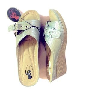 NWT GC WEDGE MULE  WOMENS SIZE 10
